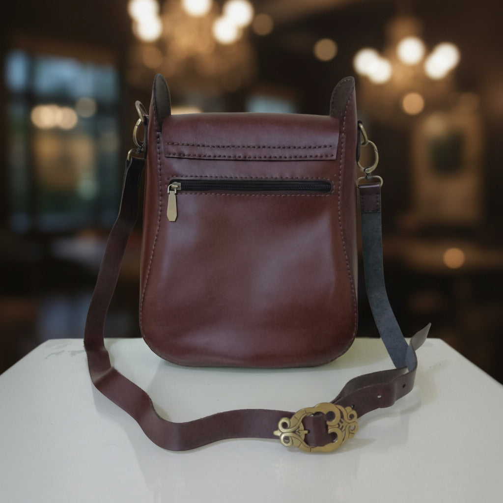 شنطة لون بني جلد بقري مبطنه جلد طبيعي بالكامل