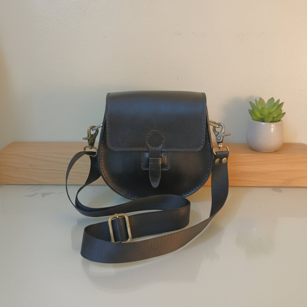 شنطة كروس لسان لون اسود جلد بقري